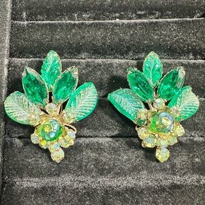 Vtg: JUDY LEE Green Glass & Rhinestone Clip On Earrings /Rivet Back